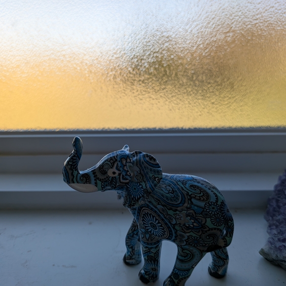 Portugal Paisley Blue Elephant Figurine - Picture 3 of 3